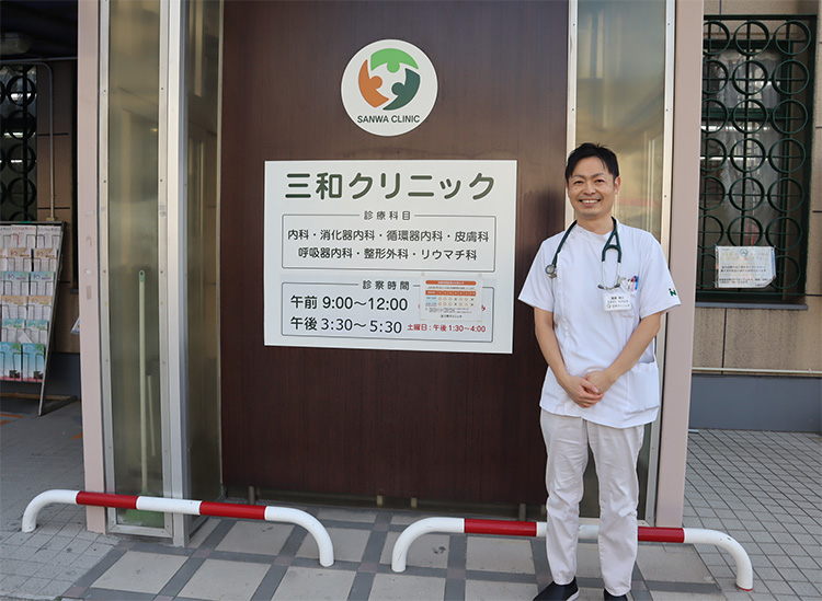 クリニックの前で豊國先生