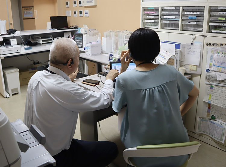 急患者対応中の清水先生と事務長さん