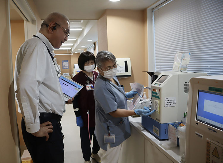 確認業務中の様子（清水先生と看護師さん）
