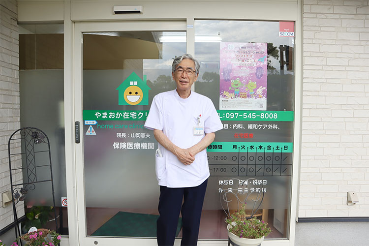 クリニックの前で山岡先生