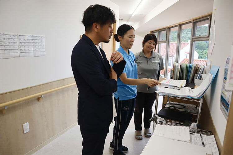 屋宜先生：患者さんの申し送りの様子