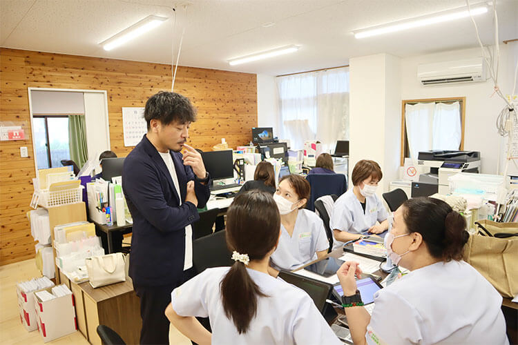 看護師さんと会談中の屋宜先生