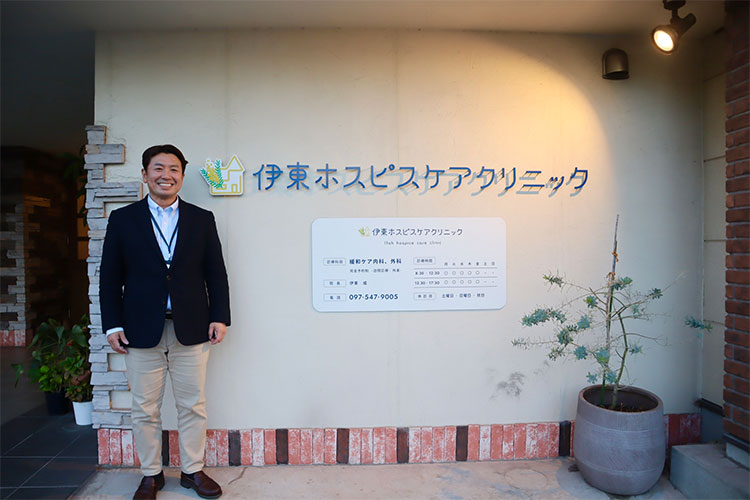 クリニックの前で伊東先生