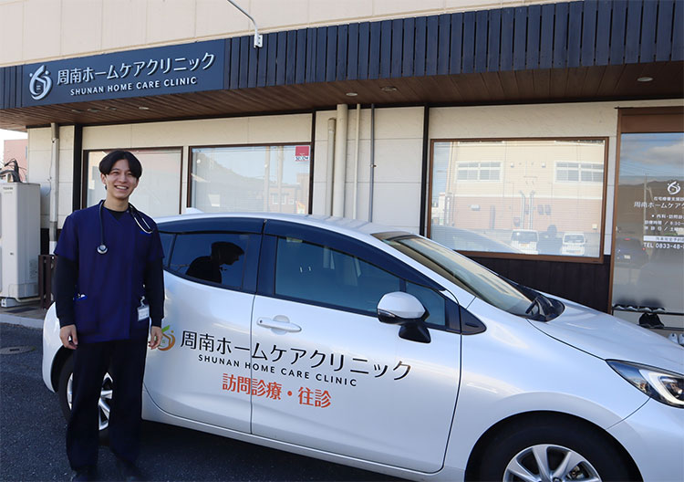 クリニックの前で山形先生