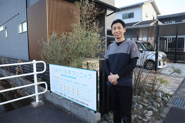 クリニックの前で眞川先生