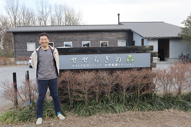 クリニックの前で清水先生