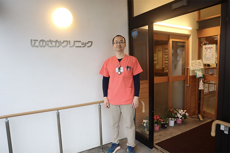 クリニックの前で二ノ坂先生