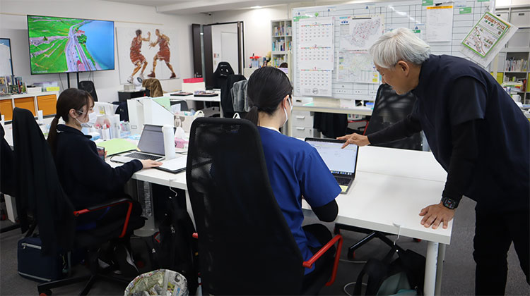 申し送り中の様子　姜先生