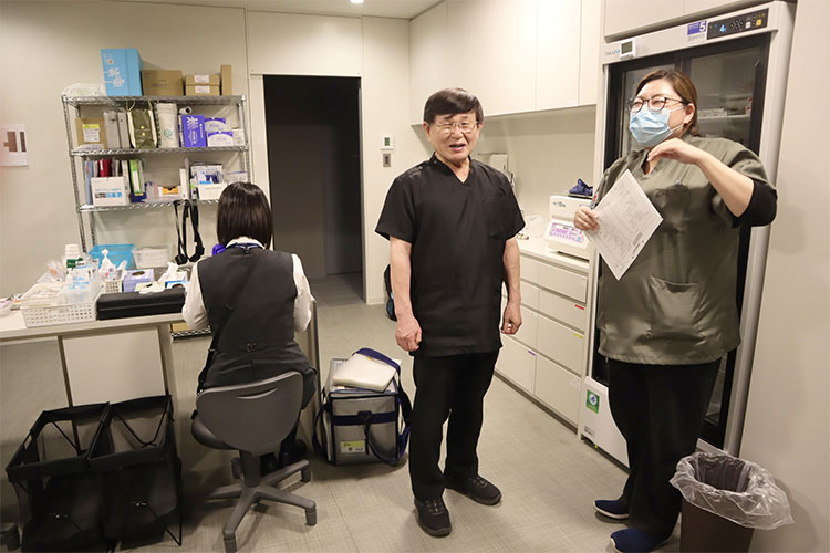 検査室にて先生と事務スタッフさん