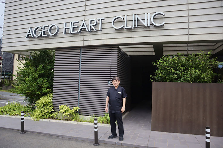 クリニックの前で西村先生
